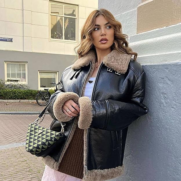 La influencer Nehin Mirsalehi con el pelo ondulado.