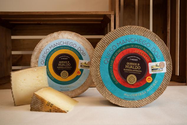 Casas de Hualdo, expertos en AOVE, se ha propuesto enriquecer el panorama quesero español con una selección de los quesos de nuevo cuño elaborados en su quesería artesana. Elaborados a base de leche de oveja cruda, más de 1.800 en su finca de cuatro mil hectáreas, de pasta semiblanda, semicocida o manchegos, se trata de quesos equilibrados en aromas y sabores ideales para descubrir y disfrutar en estas fechas tan especiales. 