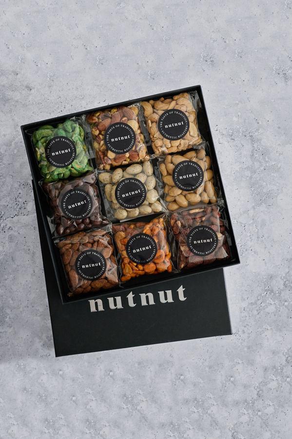 Todos tenemos un fruto seco favoritos, o simplemente nos gustan todos, y en nutnut, la boutique de frutos secos en Madrid que también hace envíos online los puedes encontrar de todos los tipos y con todos los sabores. Sí, has leído bien, sabores, porque en nutnut puedes encontrarlos aderezados con wasabi, barbacoa, queso manchego, trufa o ajo negro, entre muchos otros. Y también bañados con chocolate, un acierto seguro. Si no sabes qué elegir tienen diferentes formatos de regalo, para multiplicar el disfrute. 