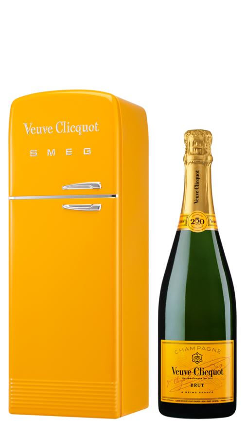 Todo fin de fiesta que se precie se merece un buen champagne y el Veuve Clicquot es una opción infalible, por algo la larga tradición que lo avala. De brillante color amarillo con destellos dorados, aroma intenso y agradable y fresco en boca, podemos comprarlo en una caja de regalo reutilizable de Smeg con un mini refrigerador de estilo retro, combinado con el color de la etiqueta y que mantiene la botella fría hasta dos horas. Cómpralo aquí