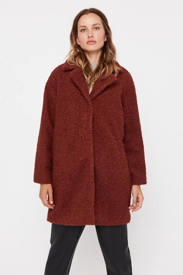 Abrigo en tejido bouclé con tacto suave, diseño relajado, bolsillos y cierre delantero oculto, Cortefiel. Su precio es de 99,99 euros.