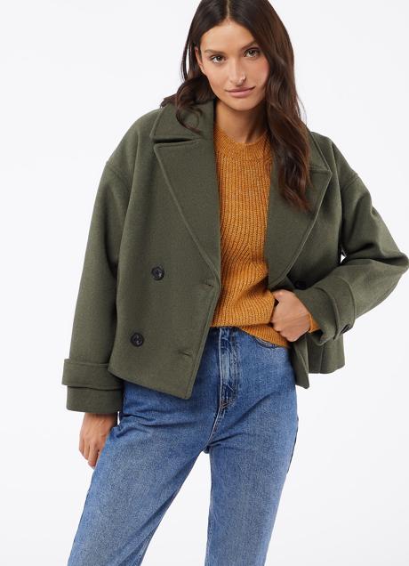 Imagen - Abrigo corto en color verde de Etam. Foto: Etam.