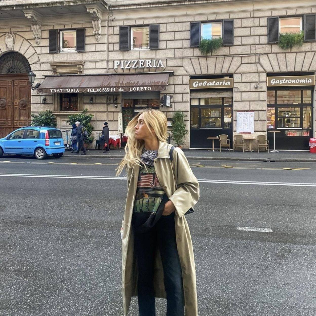 MODA: Esta es la blusa romántica 'made in Spain' que podrás lucir también con sudadera rockera