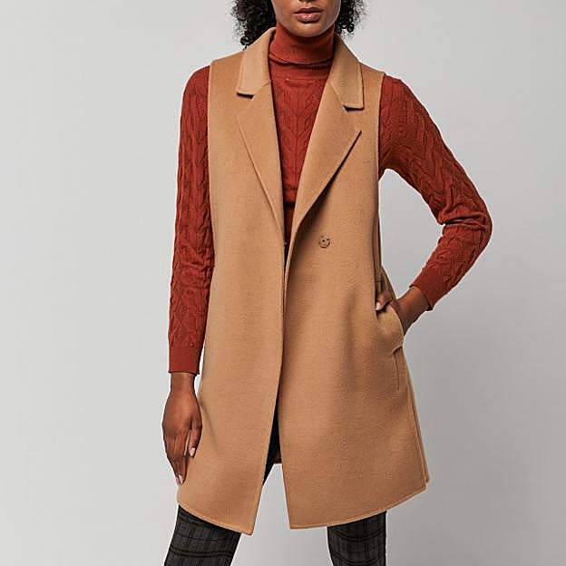 Imagen principal - El chaleco de Roberto Verino, la camisa de Sessùn y los vaqueros de Zara.