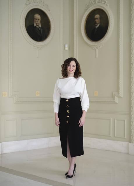 Imagen - La presidenta, con falda y jersey de Zara. Fotos: Uxío Dávila / Estilismo: Carla Aguilar.