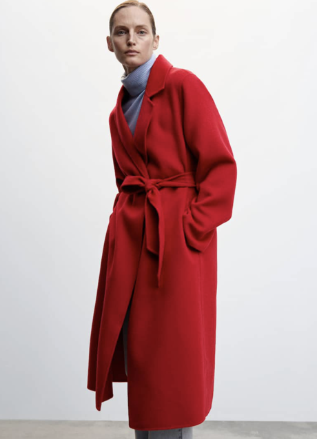 Imagen - Un abrigo batín rojo de Mango que podría estar perfectamente en el armario de la reina Letizia. (Foto: D.R.)