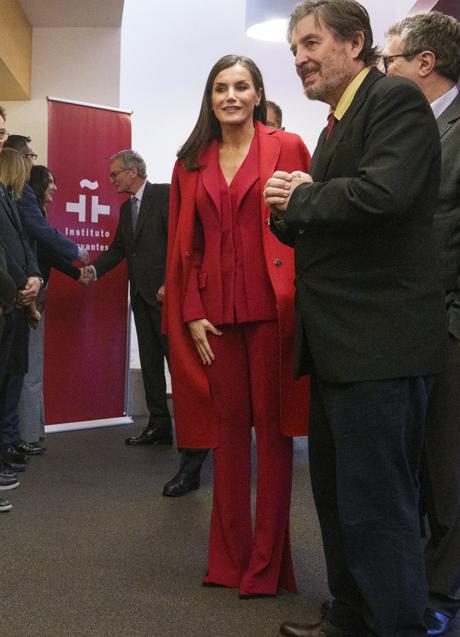Imagen - La reina Letizia volvió a apostar por elsastre rojo de Roberto Torretta para su llegada el nuevo centro del Instituto Cervantes de Los Ángeles. (Foto: GTRES)