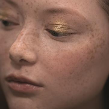 Imagen secundaria 1 - Modelos con maquillaje de ojos dorado para desfile de Chanel.