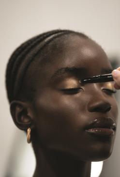 Imagen secundaria 2 - Modelos con maquillaje de ojos dorado para desfile de Chanel.