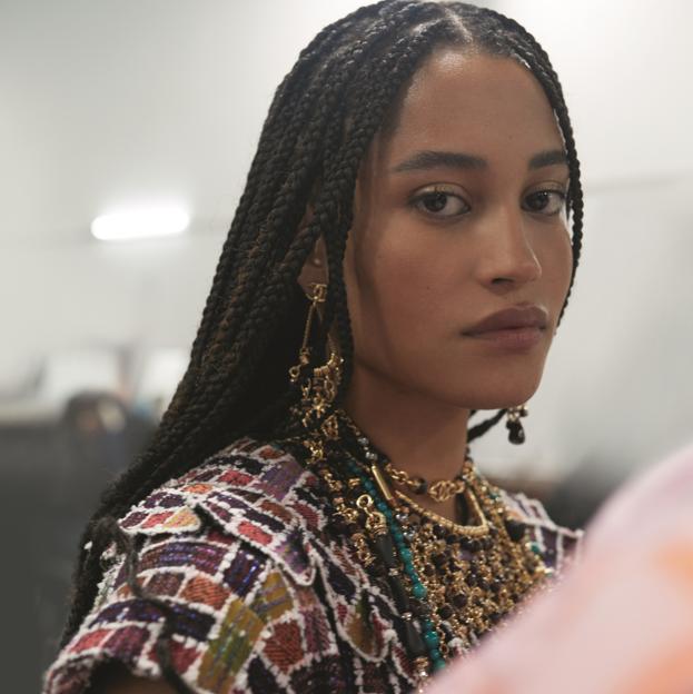 Backstage Chanel, modelo con maquillaje de ojos en dorado.