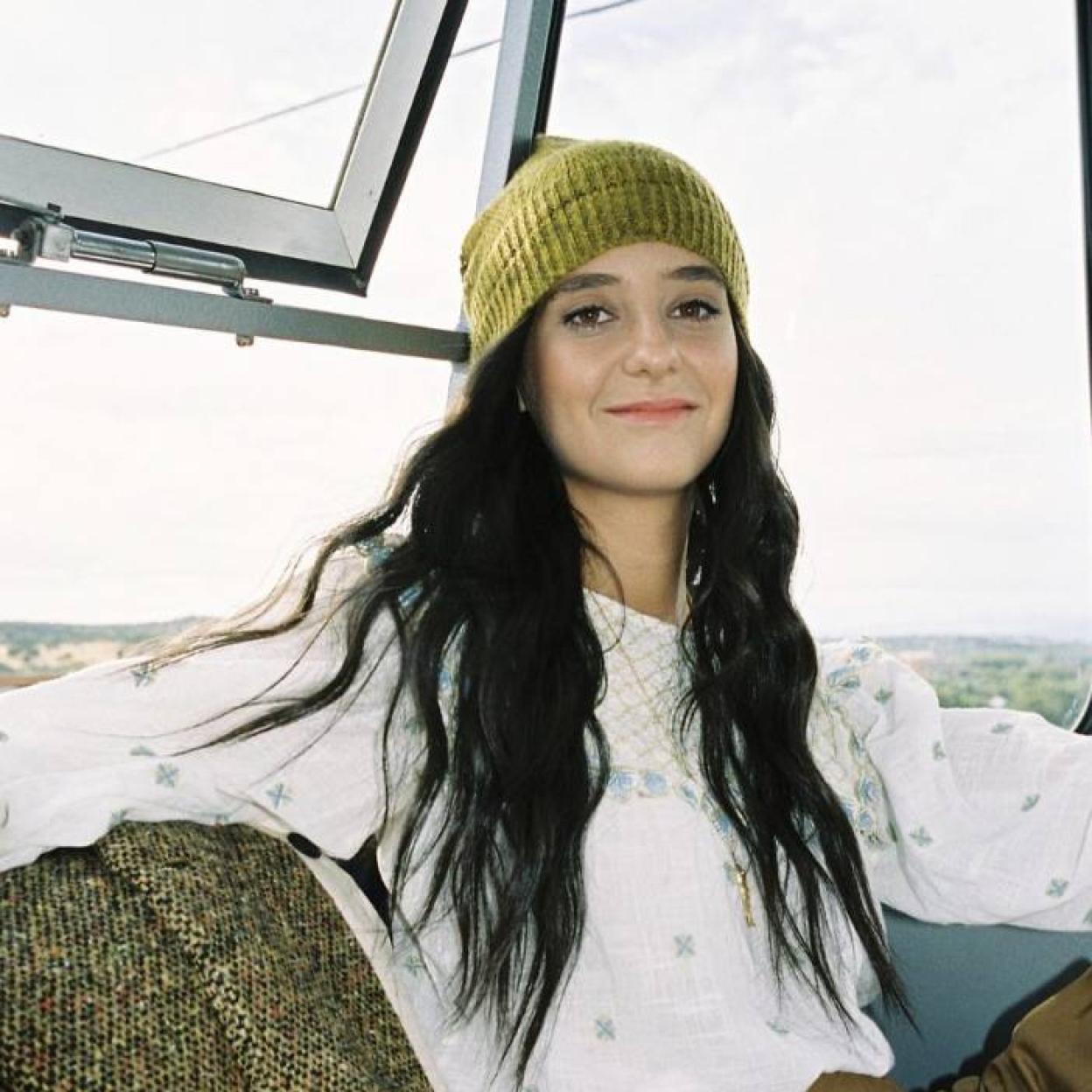 Victoria Federica con gorro de lana y camisa blanca. 