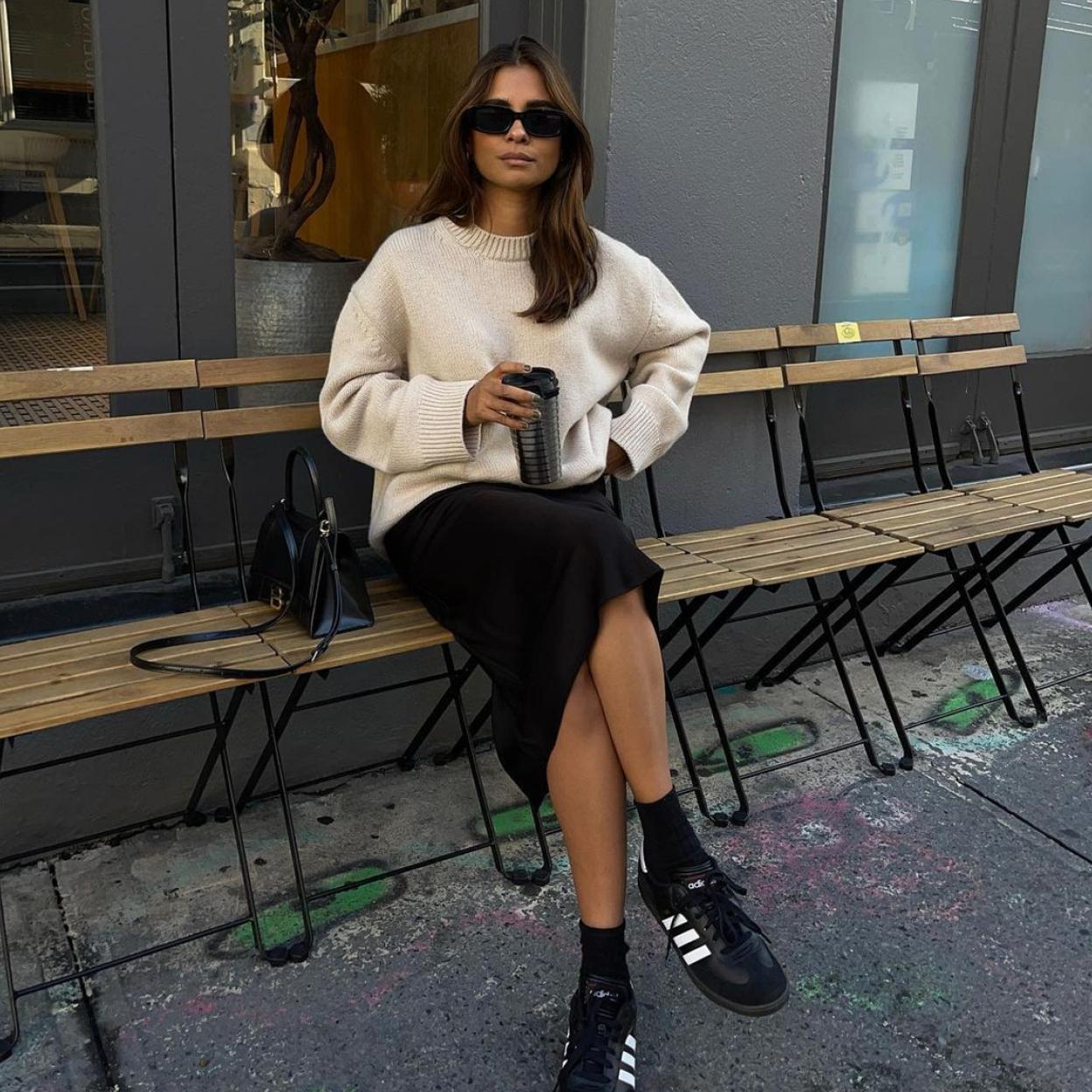Una influencer con zapatillas deportivas Adidas Samba.