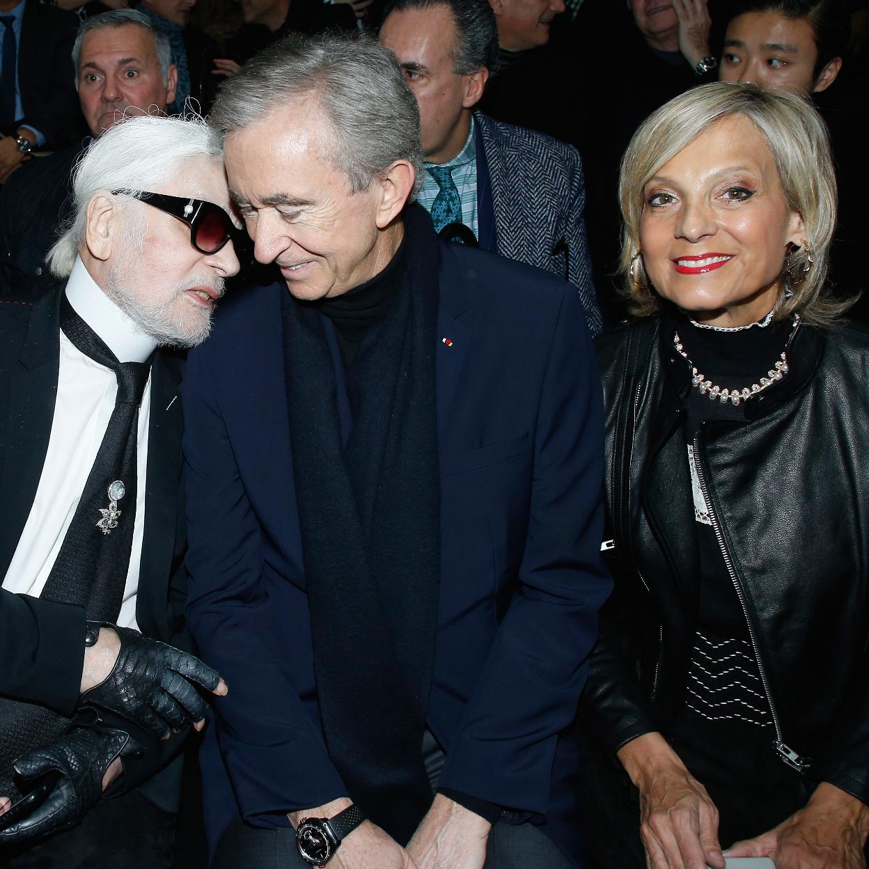 El diseñador Karl Lagerfeld, el empresario Bernard Arnault y su mujer, Hélène Mercier-Arnault.