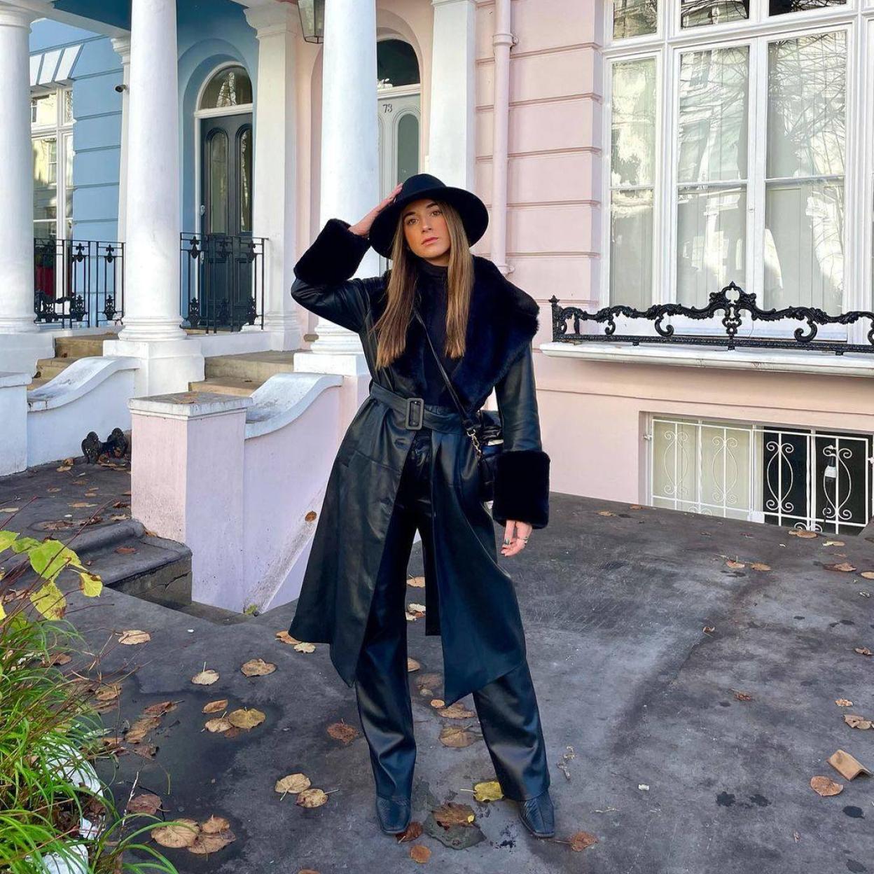 La influencer lleva un abrigo con cuello y puños de pelo de Bershka