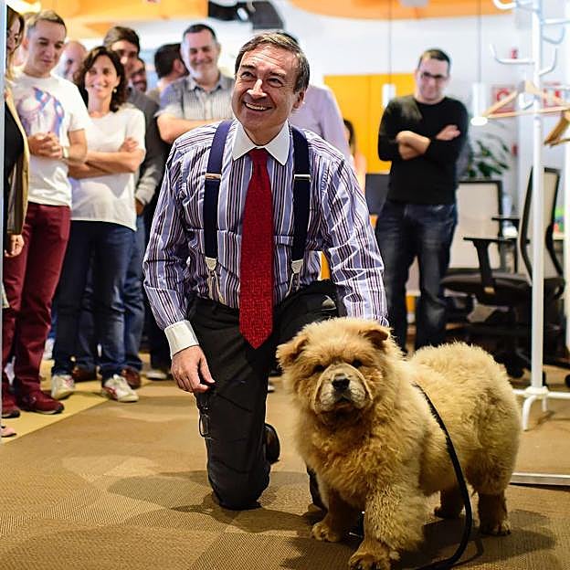 El director Pedro J. Ramírez, fotografiado en 2020 con sus icónicos tirantes y el perro regalado que finalmente está cuidado Ágatha Ruiz de la Prada. 