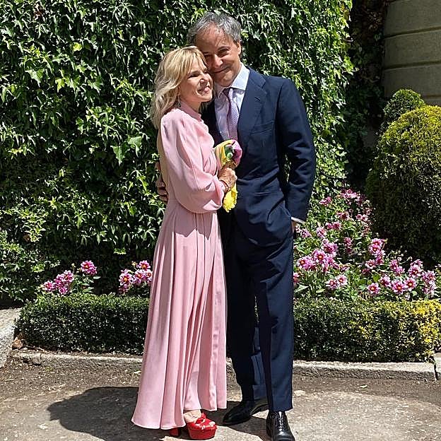 Eugenia Martínez de Irujo, duquesa de Montoro, junto a su pareja, el ejecutivo de la industria musical Narcís Rebollo. 