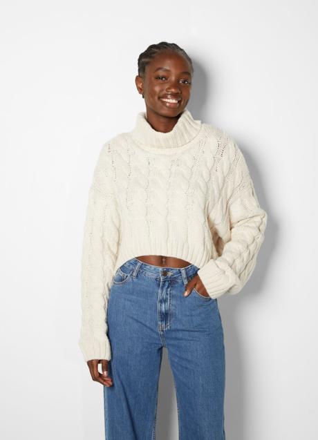 Imagen - Jersey trenzado con cuello alto en color blanco de Bershka. Foto: Bershka.