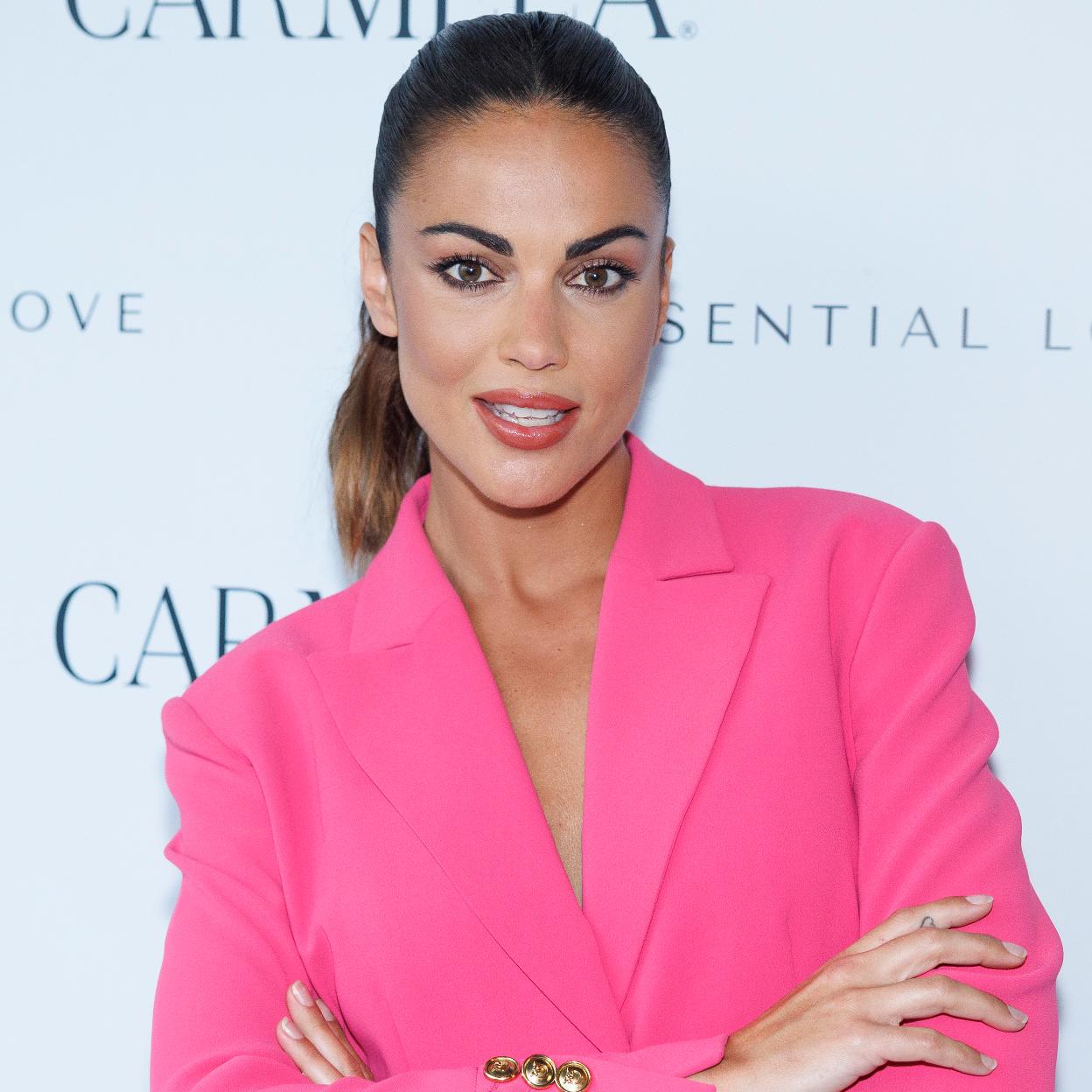 Lara Álvarez con una blazer rosa.