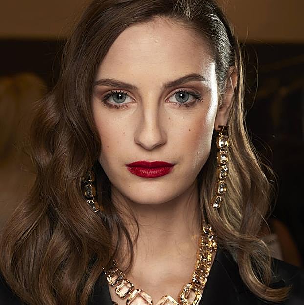 Imagen principal - Look de Elisabetta Franchy. Rouge Allure L'Extrait, en tono Rouge Sélène, de CHANEL (55 €) y M·A·C. Labial Nippy's Sensual Red, de la colección homenaje a Whitney Huston (25,50 €). 