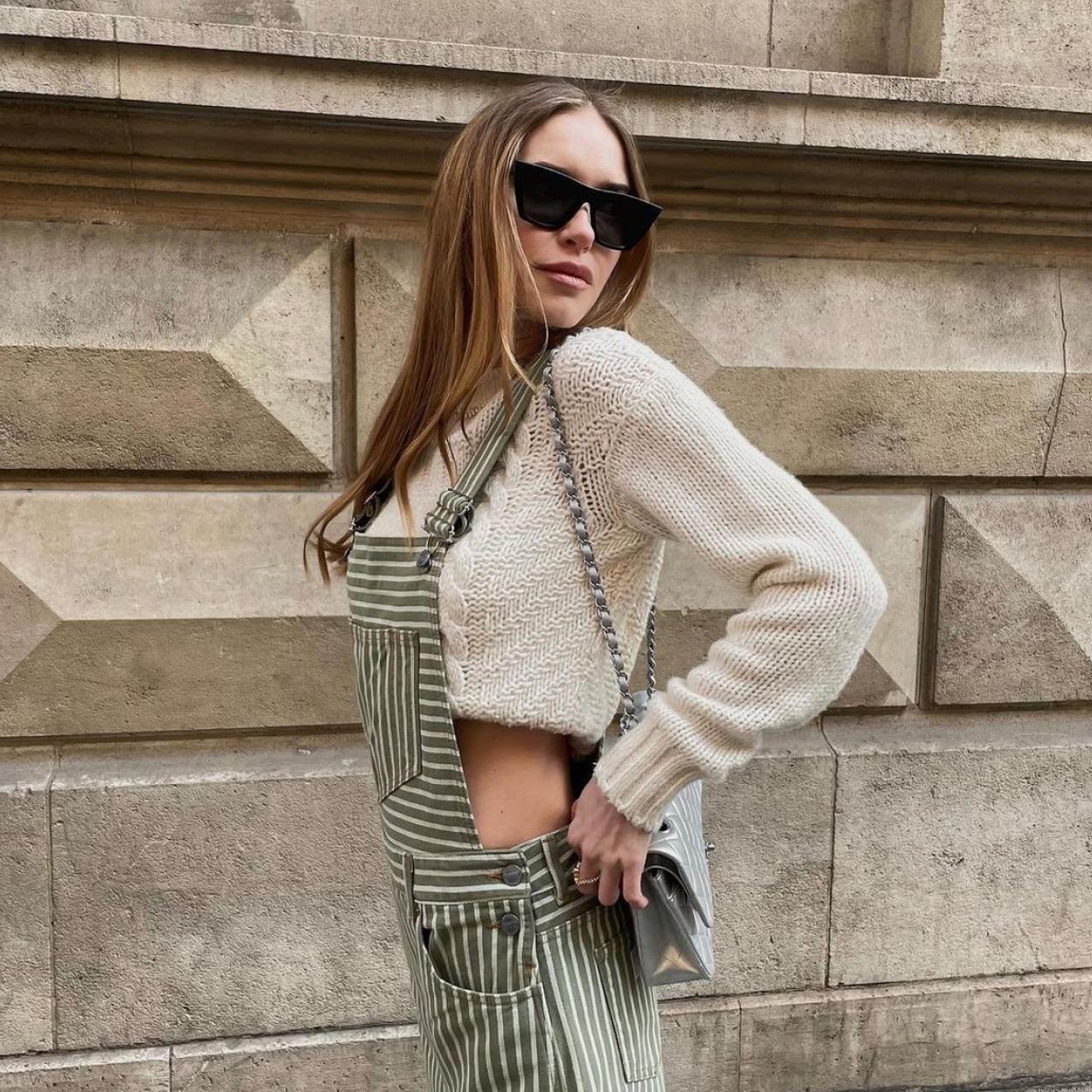 La influencer Pernille Teisbaek con jersey de punto en color crema.