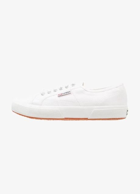 Imagen - Zapatilla de color blanco Superga. Foto: Superga.