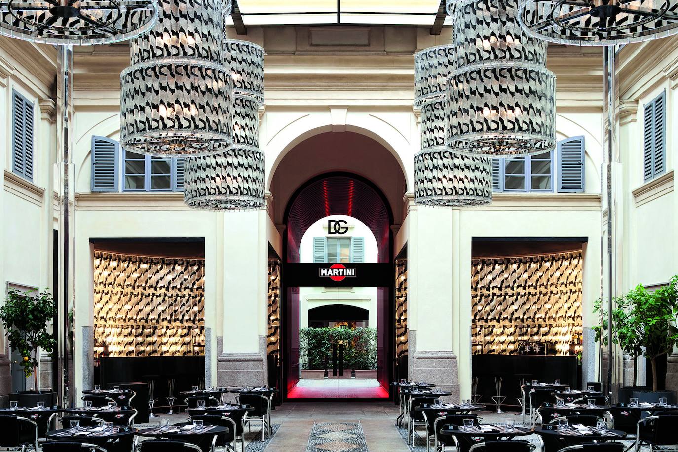 A medio camino entre un bistrot y una coctelería, el emblemático DG Martini vuelve a abrir sus puertas en Milán, tras una profunda (y muy favorecedora) reforma.