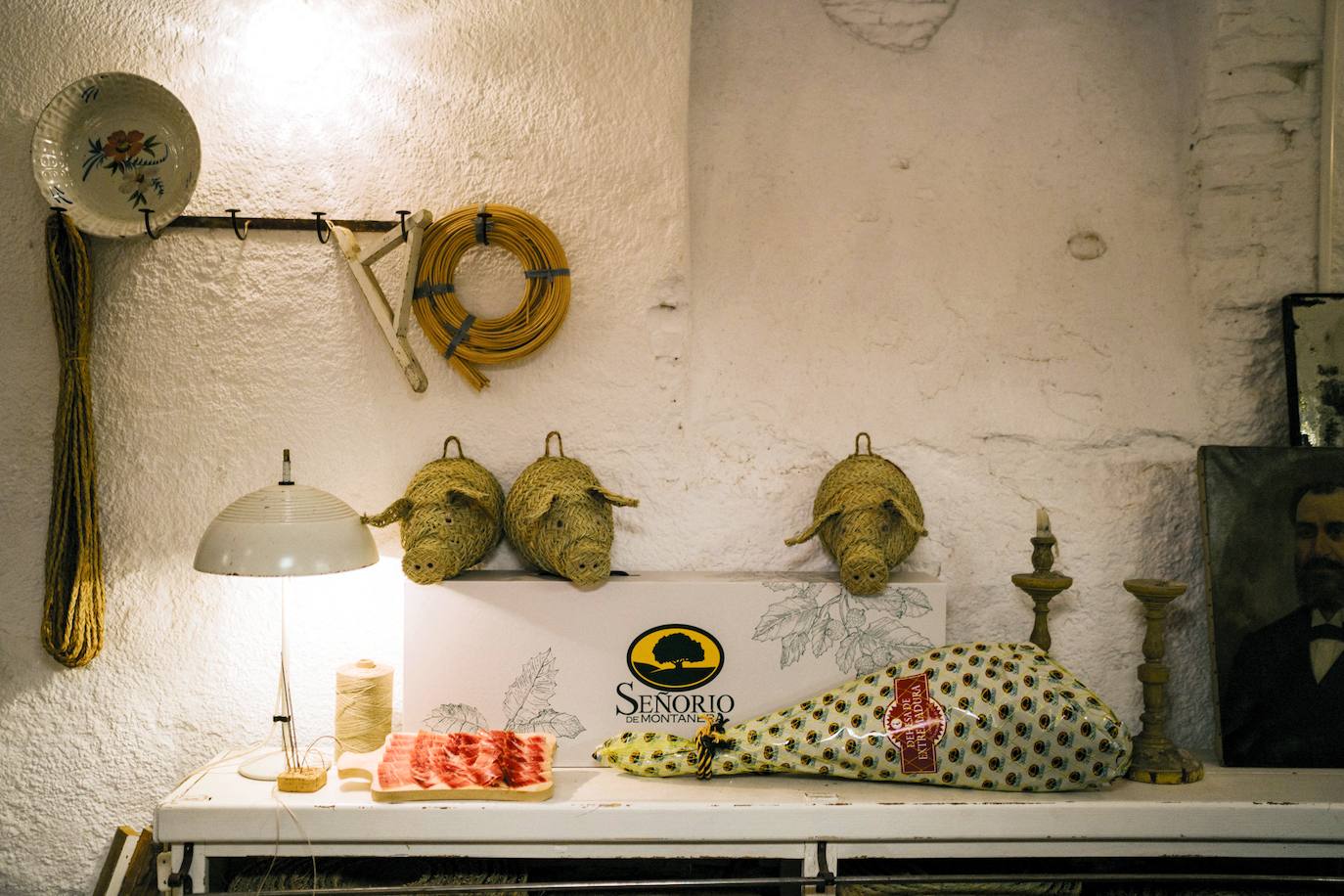 A la edición especial de Señorío de Montanera le acompaña un cerdito de esparto del artesano Javier Sánchez Medina.