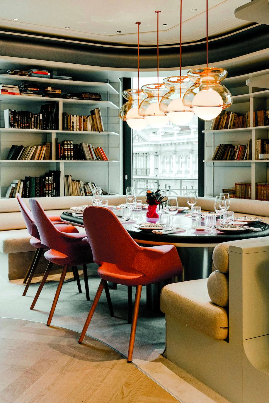 En las últimas plantas del Hotel Roma de la Gran Vía, WOW Concept ha ubicado The Penthouse, un experimental espacio gastronómico capitaneado por el chef Javier Goya (de Triciclo), quien organizará menús a cuatro manosque cambiarán mes a mes.