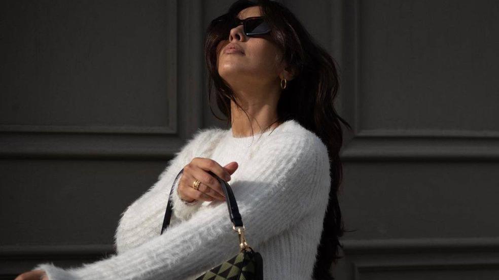 La influencer lleva un jersey efecto pelo calentito