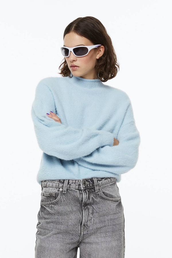 Jersey en tejido de punto efecto pelo con cuello perkins, manga larga y terminaciones acanaladas, en azul claro, de H&M. Lo encontrarás a 19,99 euros, también en verde y amarillo pastel.