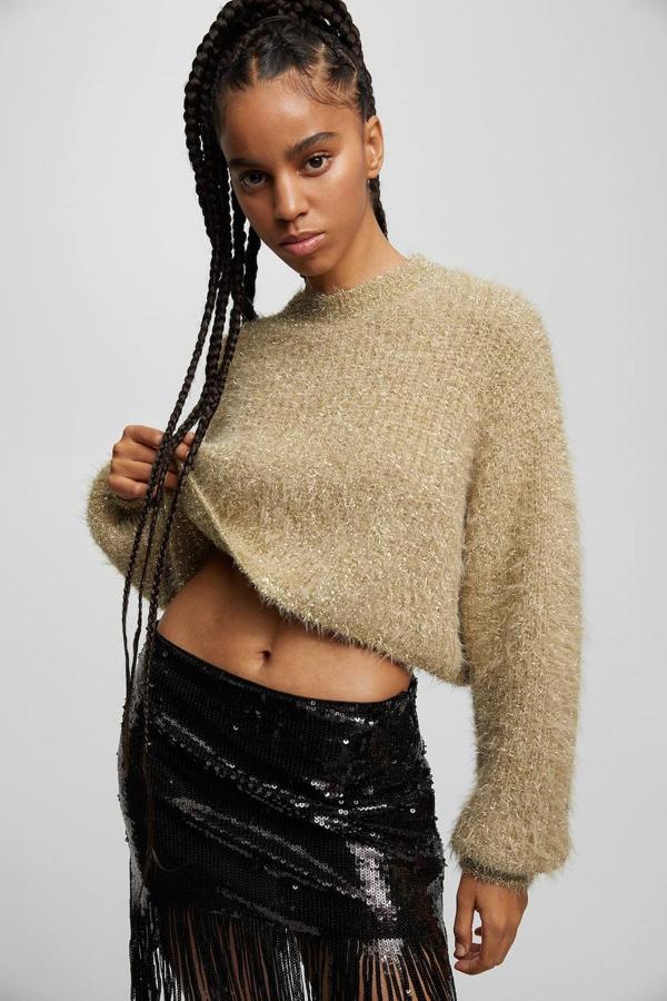 Jersey en tejido de punto efecto pelo con corte acomodado al cuerpo, manga larga y cuello caja, de Pull&Bear. Está disponible en cinco tonos, por 22,99 euros.