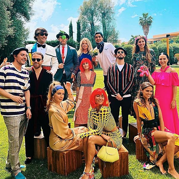 En junio de este año, la pandilla deÍñigo Onieva elebró una fiesta dedicada al arte. En los extremos de la foto podemos ver a Hugo Arévalo, con boina y caniseta de rayas, y a Tamara Falcó, de rosa neón. Onieva aparece en el extremo superior, disfrazado de Magritte con sombrero y manzana en la cara. 