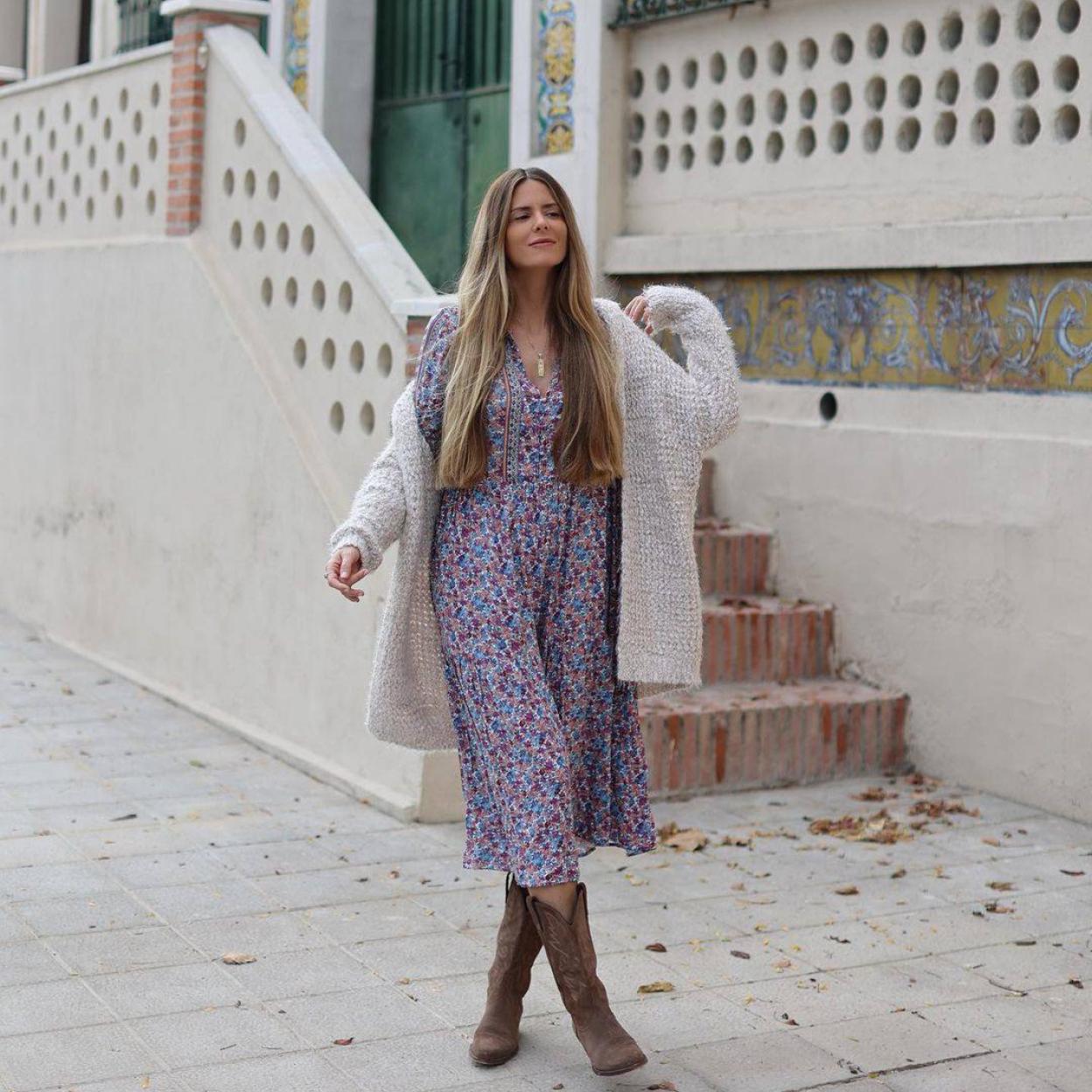 La influencer lleva un vestido estampado con botas