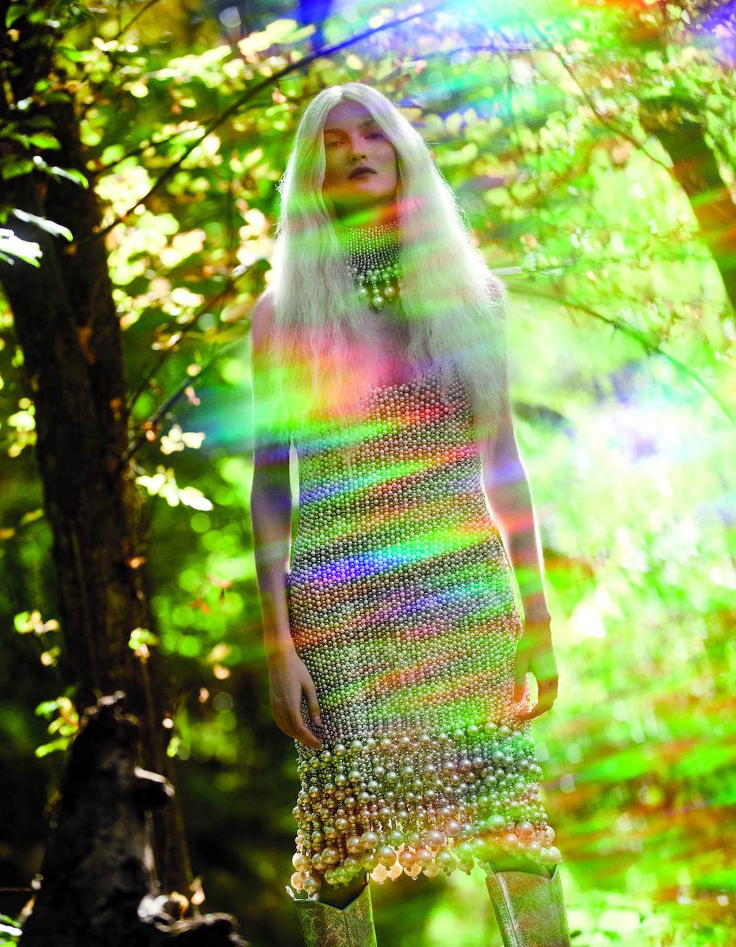 Vestido y collar, de Givenchy. Las botas altas plateadas son de Zara.