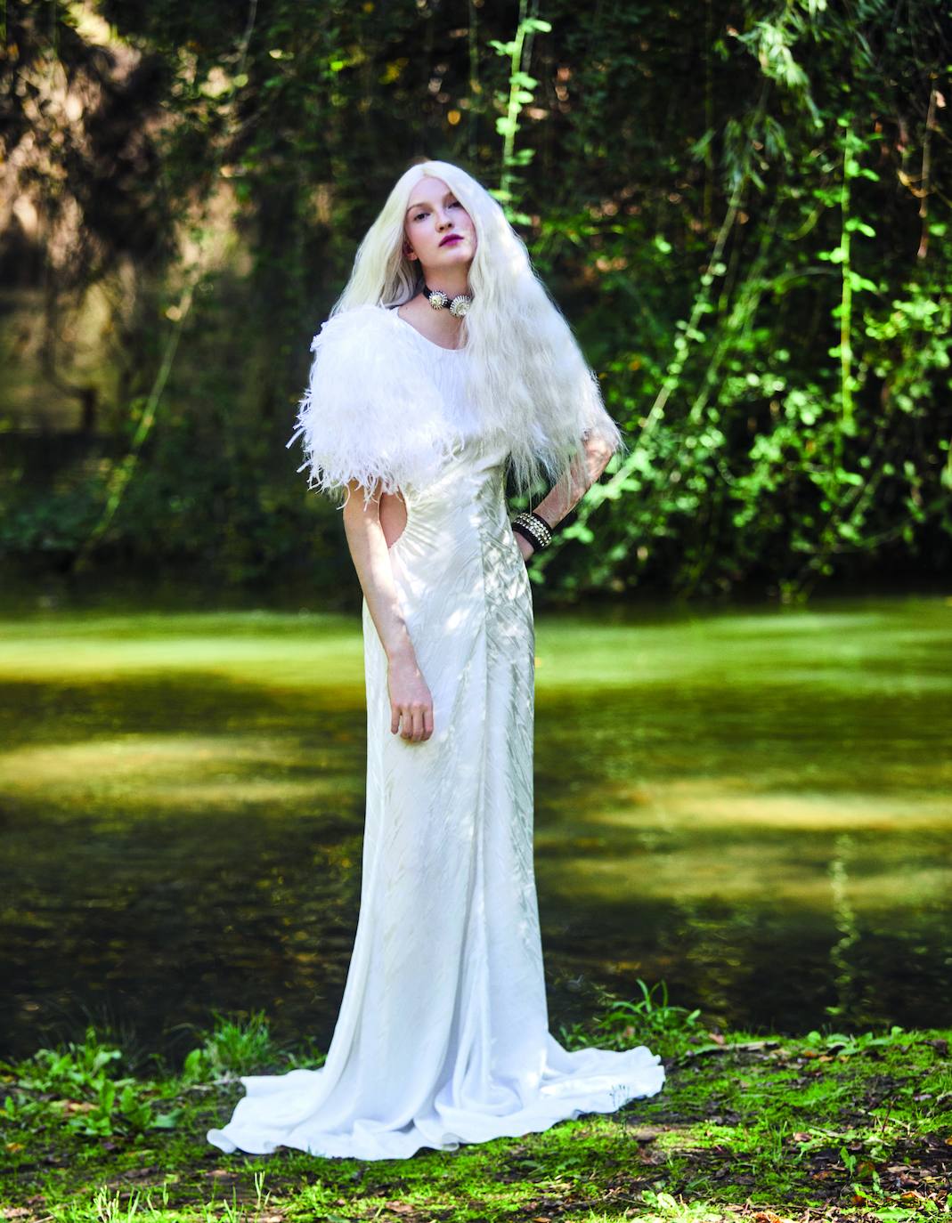 Vestido largo con plumas de Philosophy di Lorenzo Serafini. La gargantilla y la pulsera son de Miu Miu. 