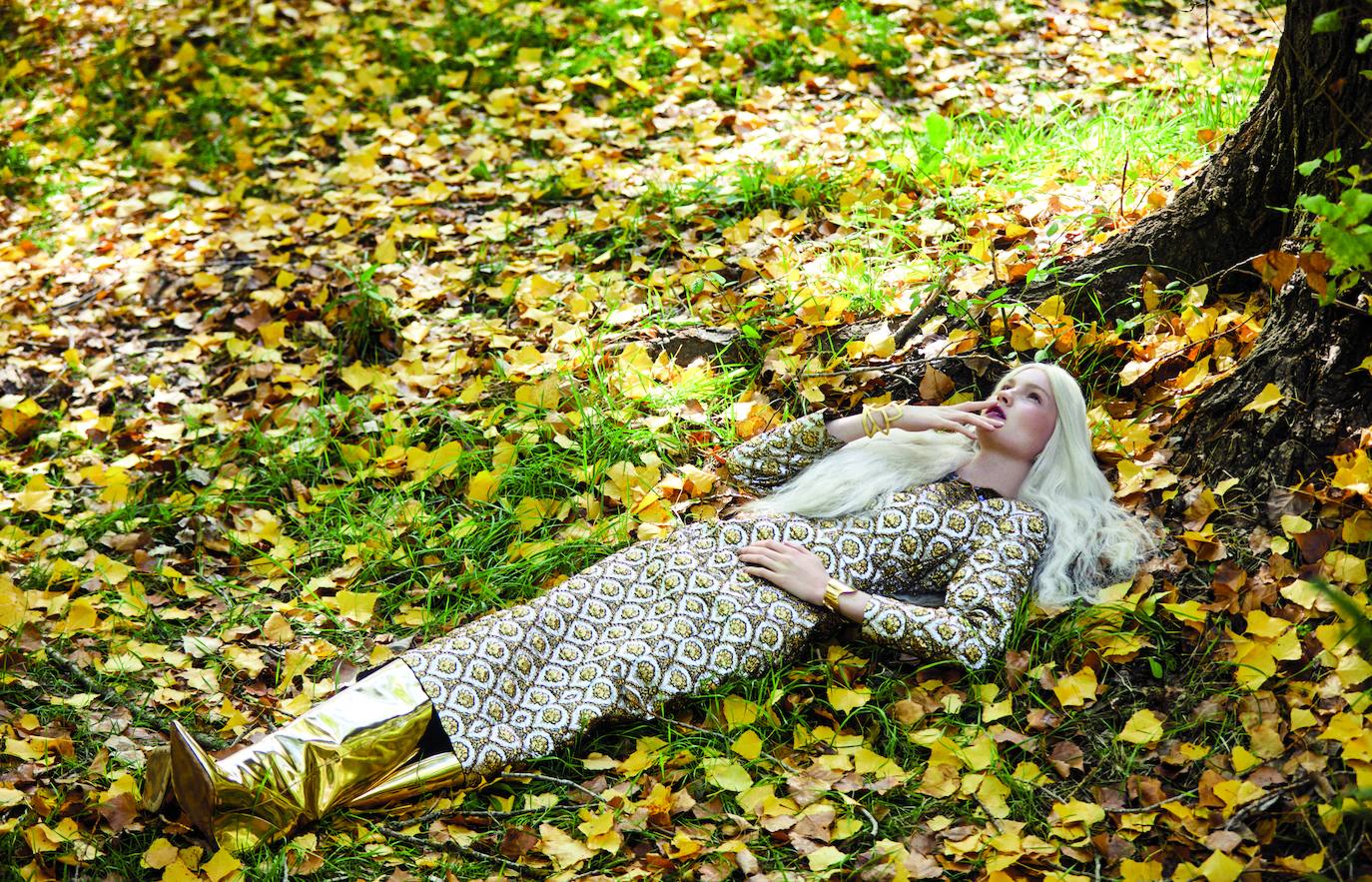 vestido con brocados de Dries van Noten, botas doradas de Jimmy Choo, pulseras de Ginger&Velvet, pendientes de OSB Vintage y collar de Zara.