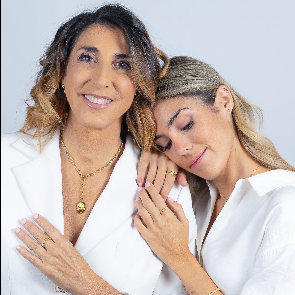 Paz Padilla y Anna F. Padilla con las joyas de su nueva colección «Descubriendo Zahara»