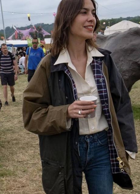 Imagen - Alexa Chung con un abrigo Barbour./ @tropmarrant