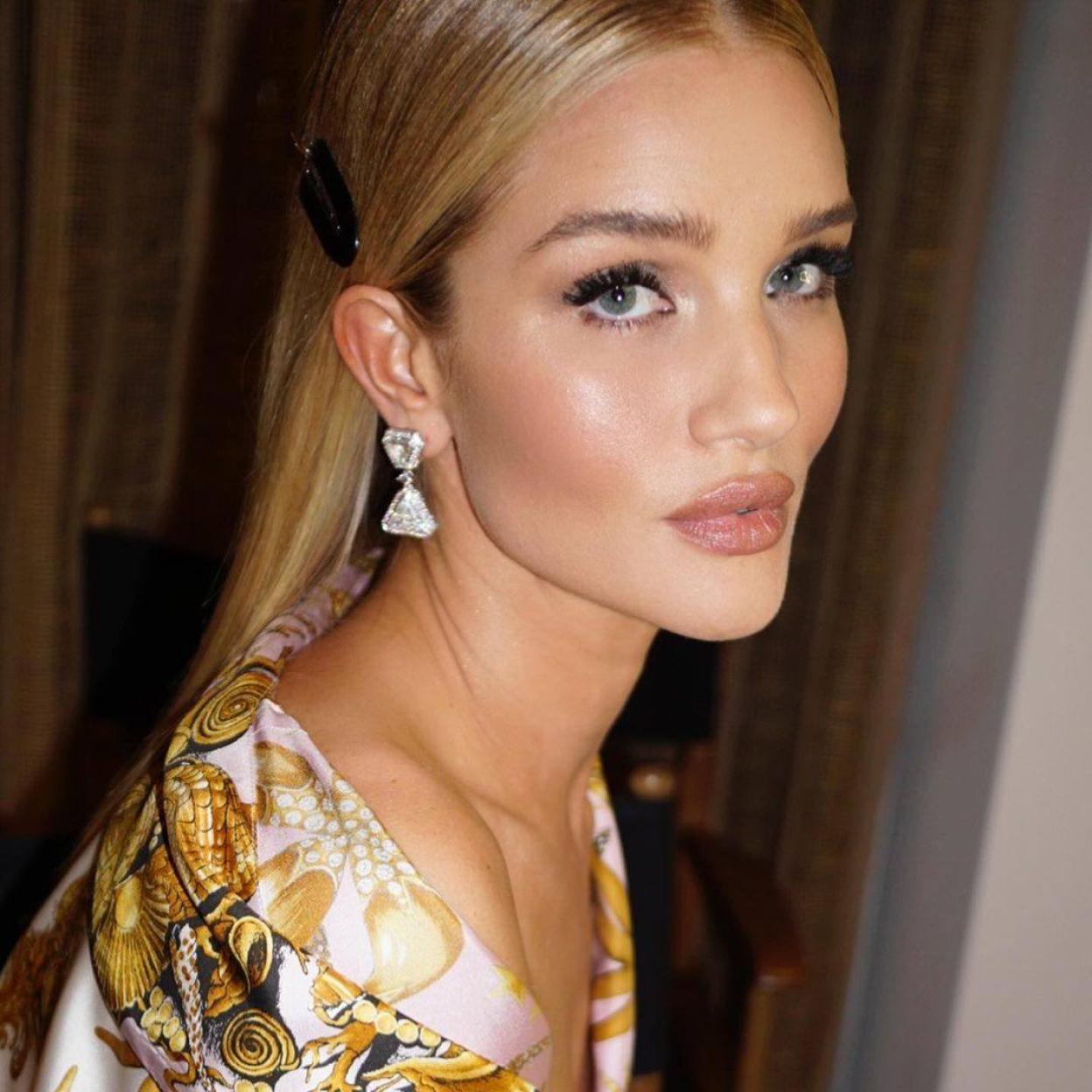 Rosie Huntington-Whiteley presume de una piel radiante que conseguirás con la neuglucosamina