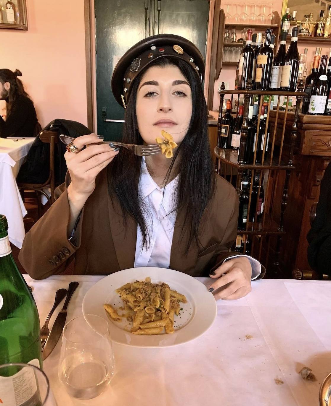 La it girl Valentina Siragusa tampoco ha podido resistir la tentación de mostrar la boina como Emily Cooper en 'Emily in París'. En este caso, la influencer italiana, que tiene más de 119.000 seguidores en su perfil de Instagram, se ha rendido frente a un diseño efecto piel con detalles joya. Una de las propuestas más originales sin duda.