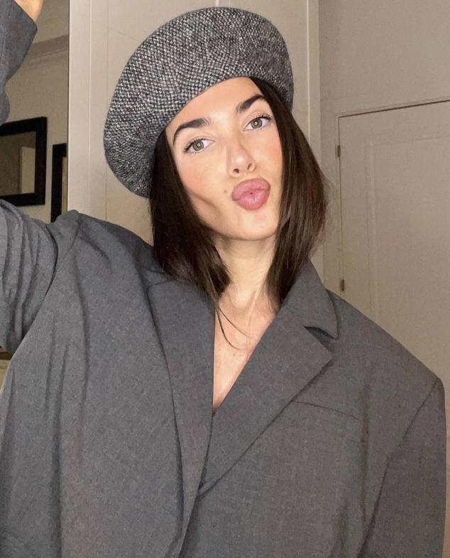 La referente de estilo Ana Moya, que cuenta con más de 389.000 seguidores en su perfil de Instagram, le ponía el broche de oro a un look formal digno para ir a la oficina de lunes a jueves (por lo menos) con una boina combinada gris y blanca. Con ella serás la sensación de la 'ofi'.