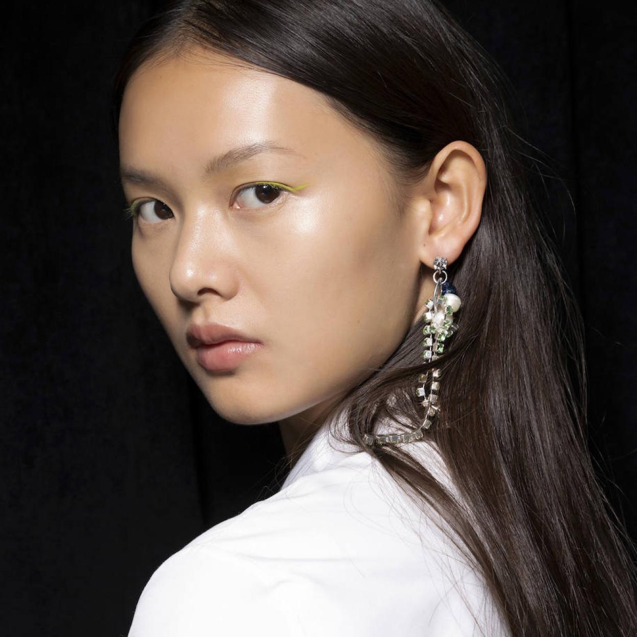 Presume de la mirada juvenil de la modelo con estos contornos lifting coreanos