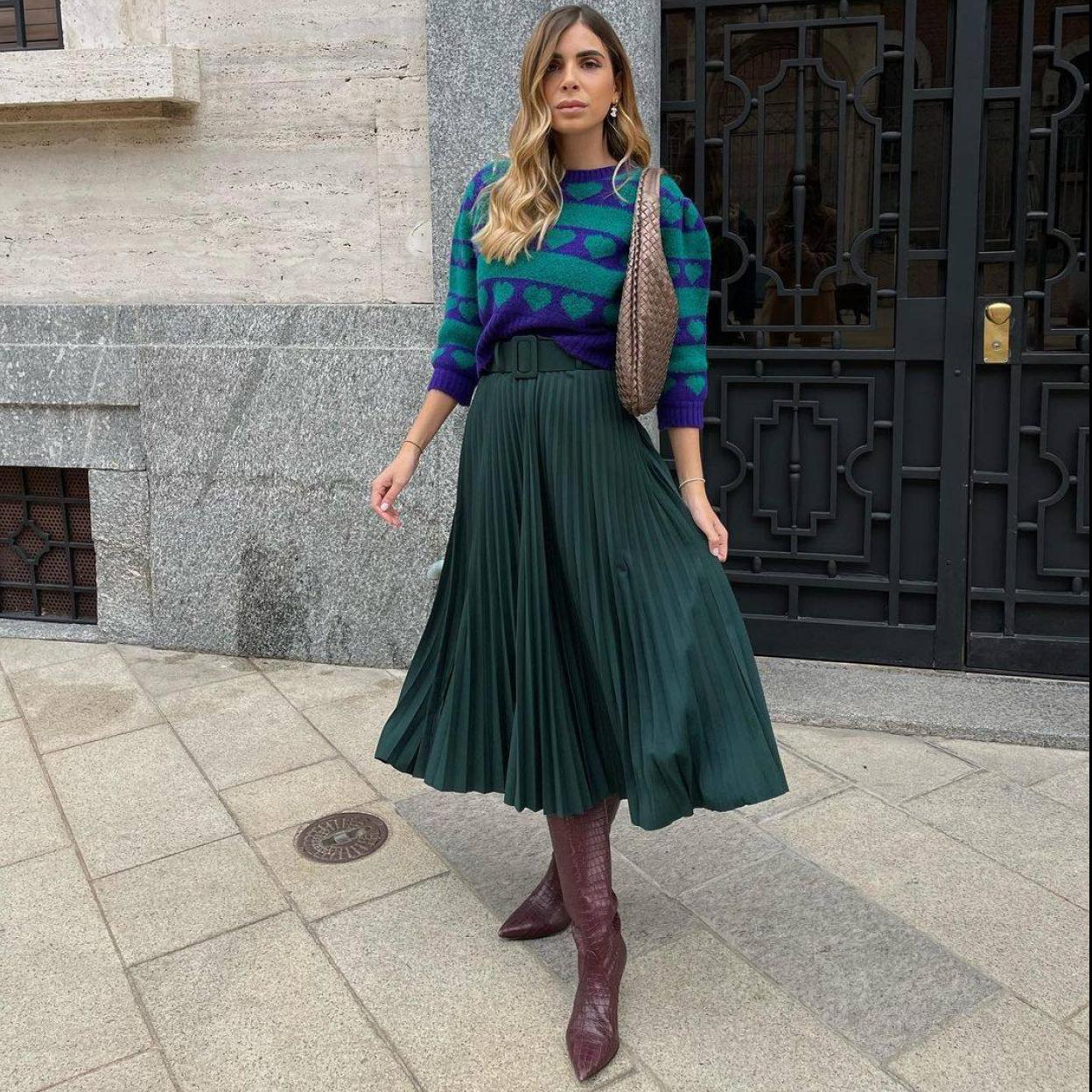 La influencer lleva un look con falda midi plisada