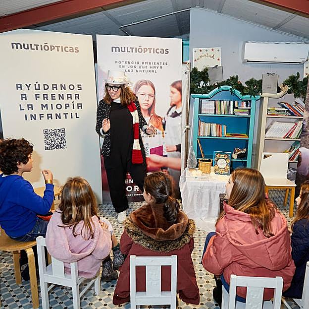 Imagen principal - El en taller de Cuentacuentos de Multiópticas, la duende del Polo Norte deleitó a los niños con sus mejores historias navideñas. Y se fueron de su navideña casa con regalos. 
