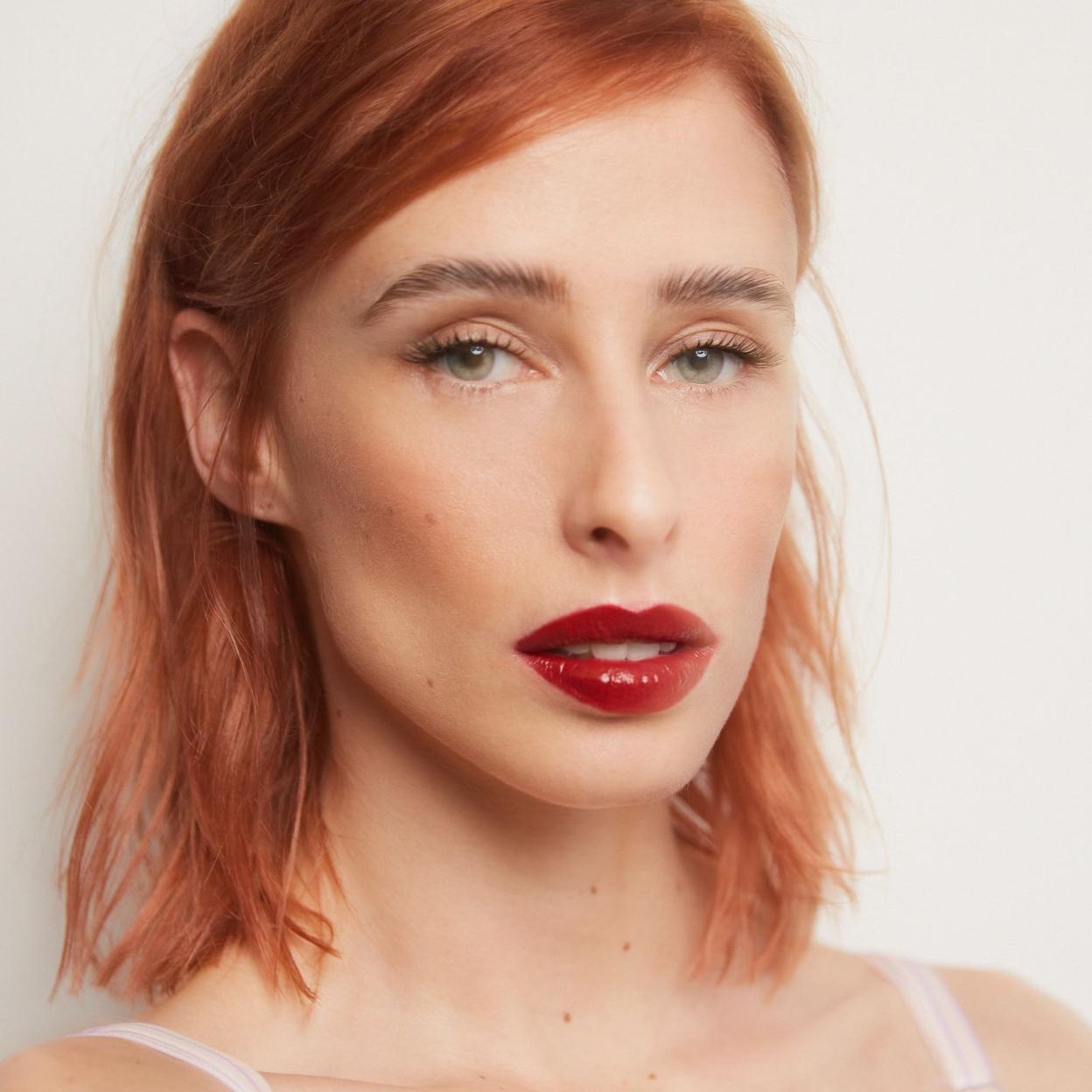 La actriz Olivia Baglivi con maquillaje de Chanel.