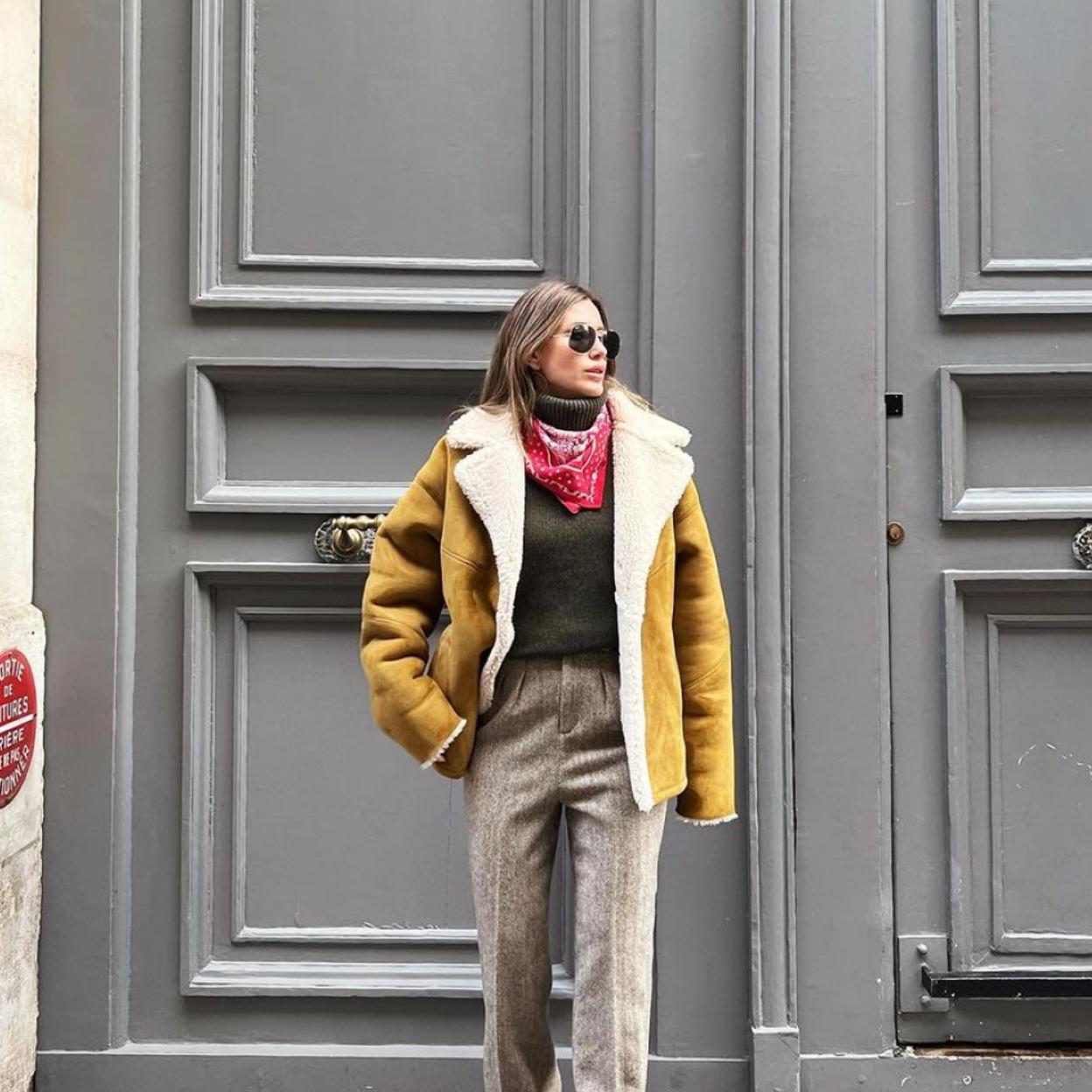 La influencer Sofía Paramio con pañuelo rojo.