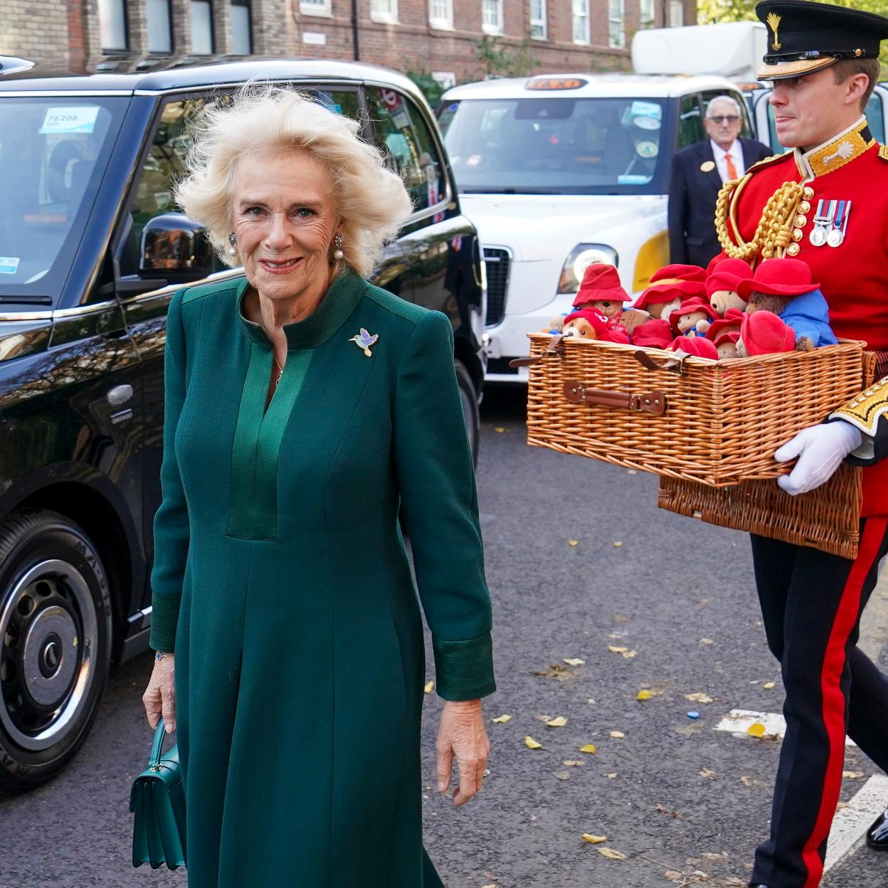 La reina Camilla, elegantísima con un vestido verde, puede haber dado un paso en falso reputacional al compartir una comida de Navidad con los peores enemigos de Meghan Markle: dos periodistas señalados por sus discursos de odio. 