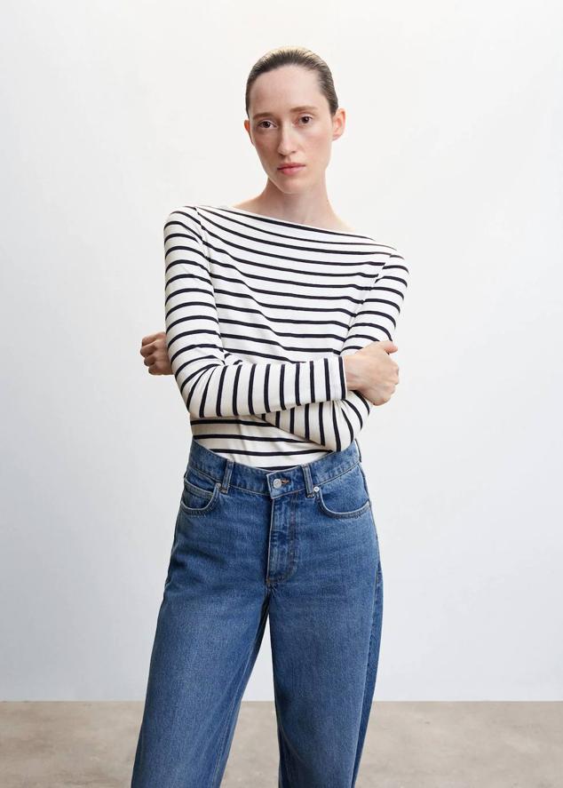 Camiseta de algodón con cuello barco, manga larga y estampado a rayas en blanco y azul, de Mango. Encuéntrala a 9,99 euros.
