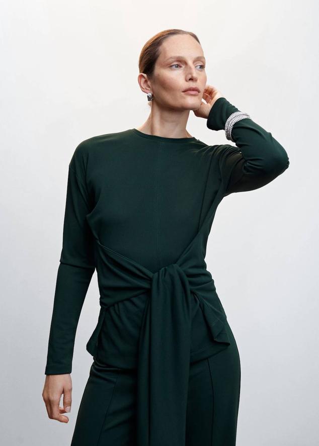 Camiseta de manga larga con cuello redondo y detalle de nudo, color verde oscuro, de Mango. Puedes comprarla por 29,99 euros.