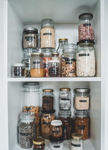 Imagen - Tarros transparentes etiquetados en despensa/PEXELS